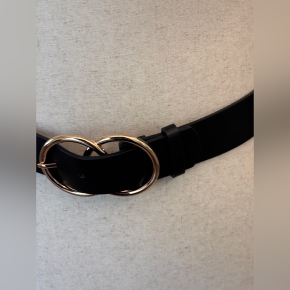 Elegant Black Leather Belt with Gold Buckle Women’s Medium/Large Wardrobe Basic - Picture 2 of 5